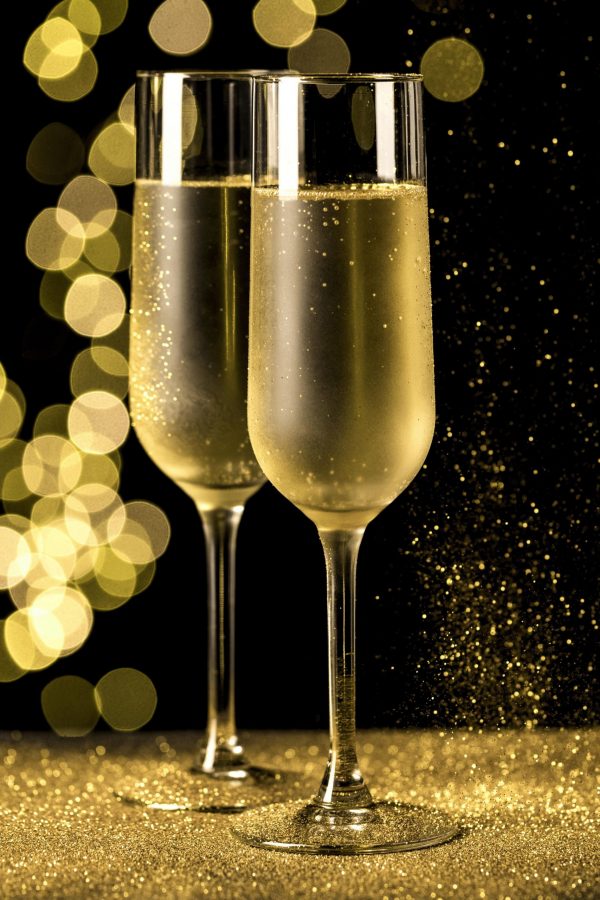 champagne-glasses-with-bokeh-lights